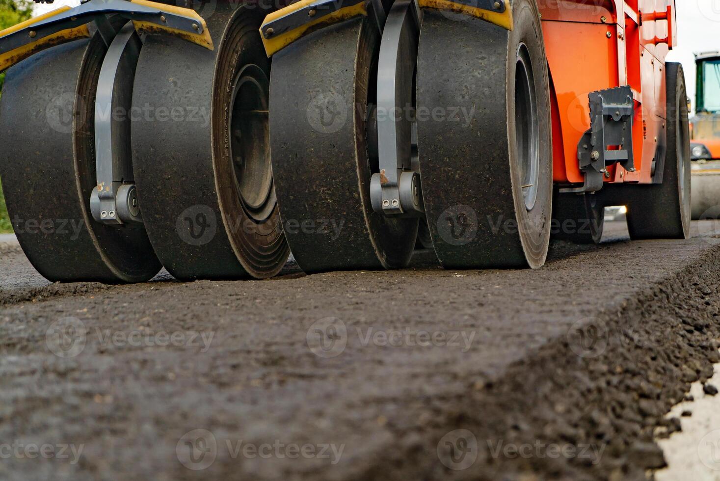 ampla rolo rodas estão fez para selagem e nivelamento a chão, estrada superfícies. fechar-se foto