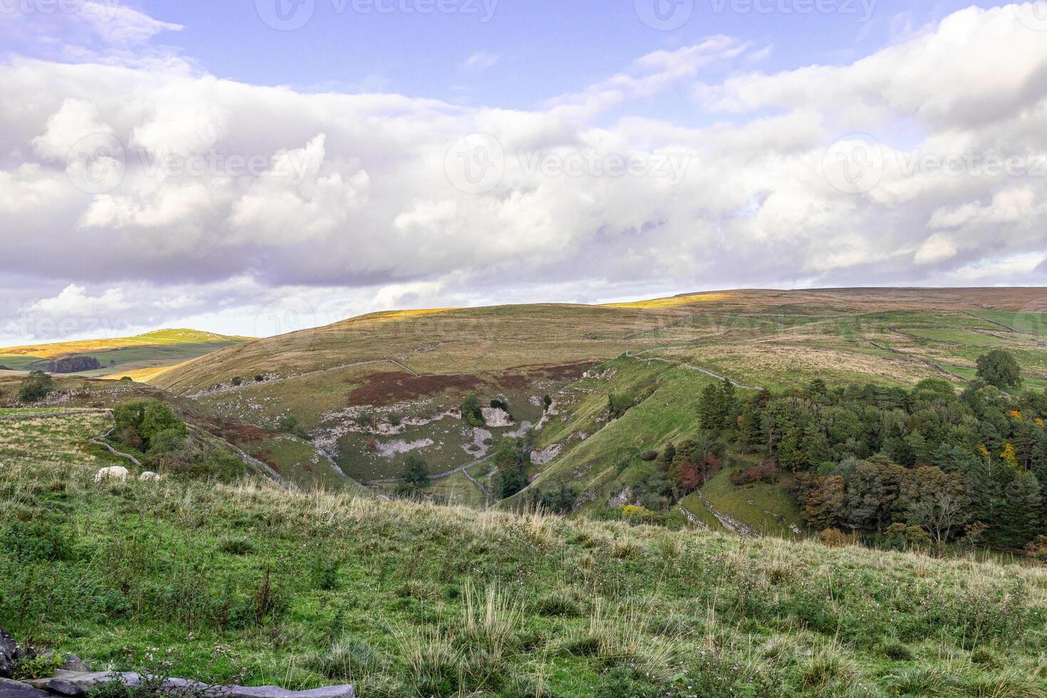 cênico panorama foto dentro yorkshire dales com nuvens sobre a colinas