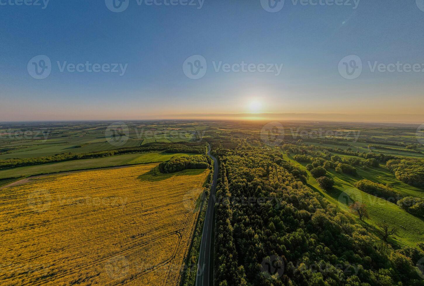panorâmico aéreo Visão do a campo estrada dentro yorkshire foto