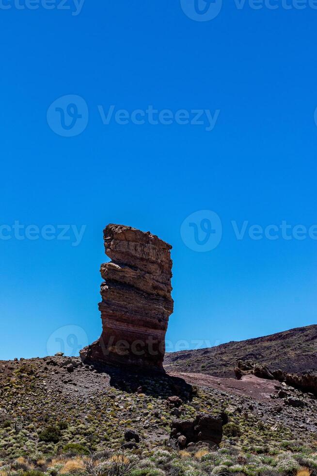 isolado Rocha formação contra uma Claro azul céu dentro uma estéril deserto panorama dentro a teide, nacional parque, tenerife foto