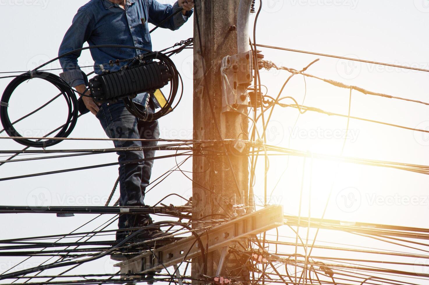 Alto Voltagem torre trabalhos para instalando fios e equipamento foto