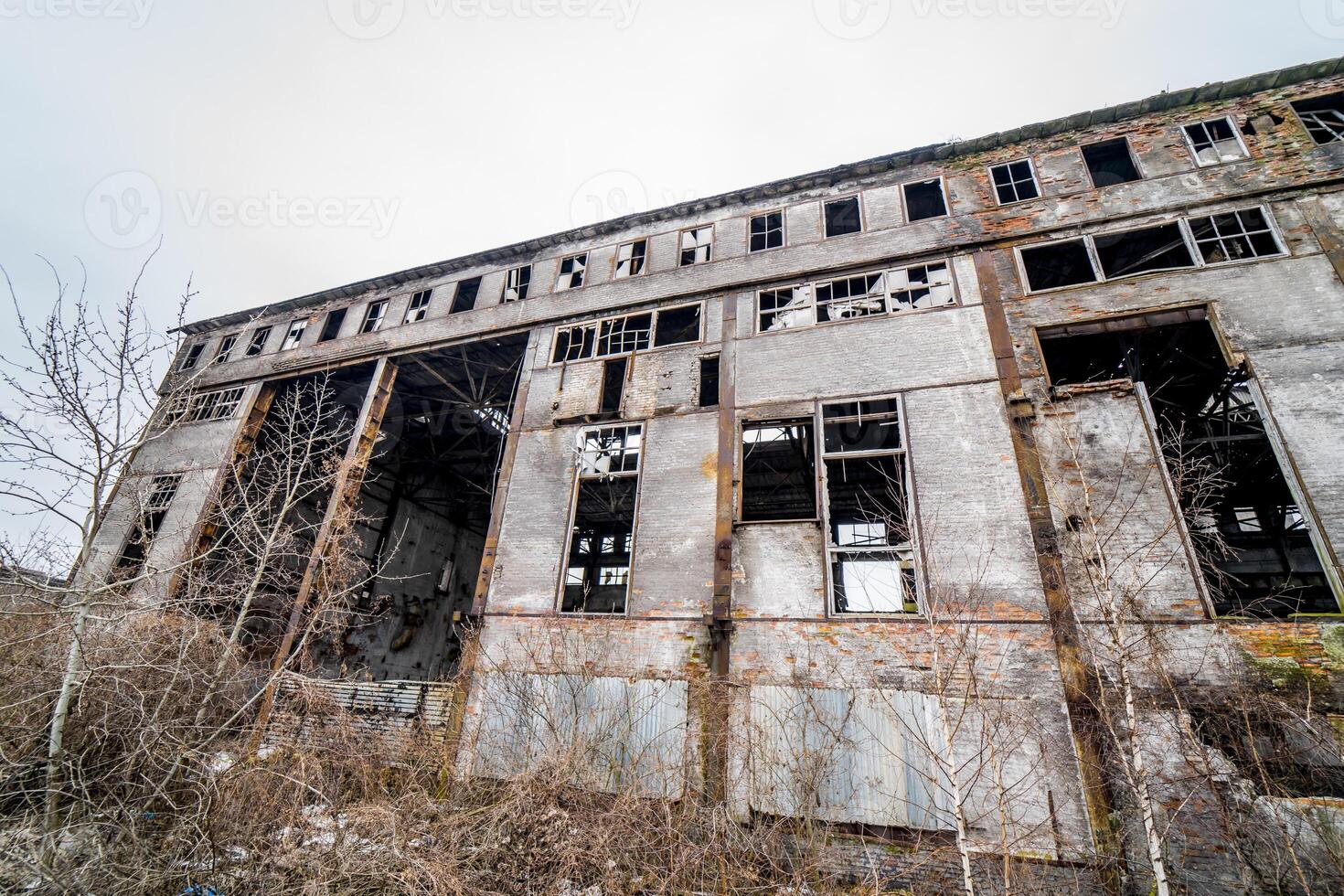 abandonado arruinado industrial fábrica prédio, ruínas e demolição conceito foto