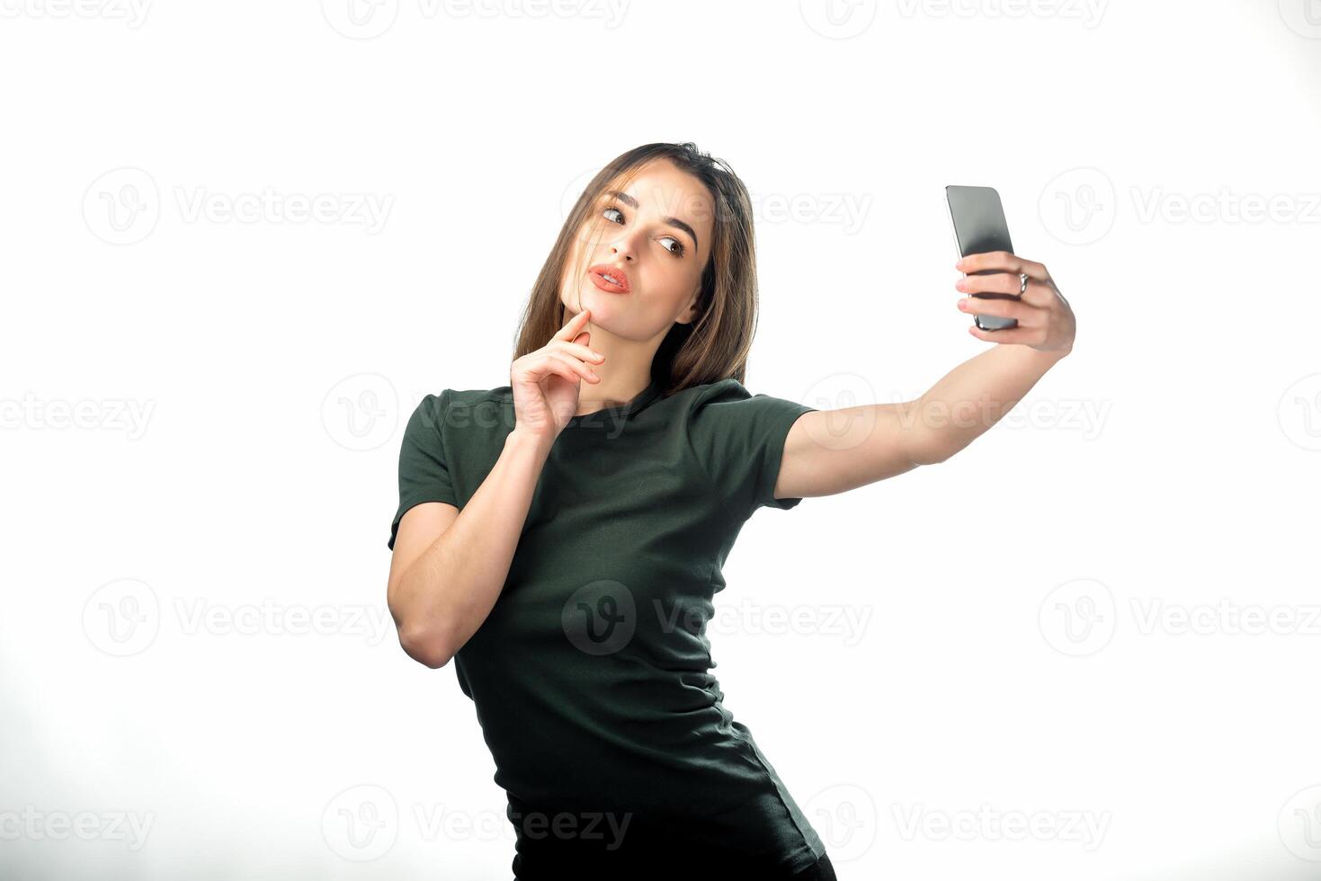 jovem mulher faz uma selfie dentro uma estúdio. fechar-se. isolado fundo. lindo morena. foto