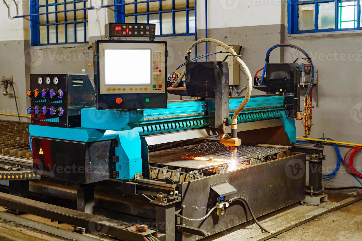 laser máquina metalúrgico trabalho para corte metal dentro de casa sala. industrial equipamento para corte metal. foto