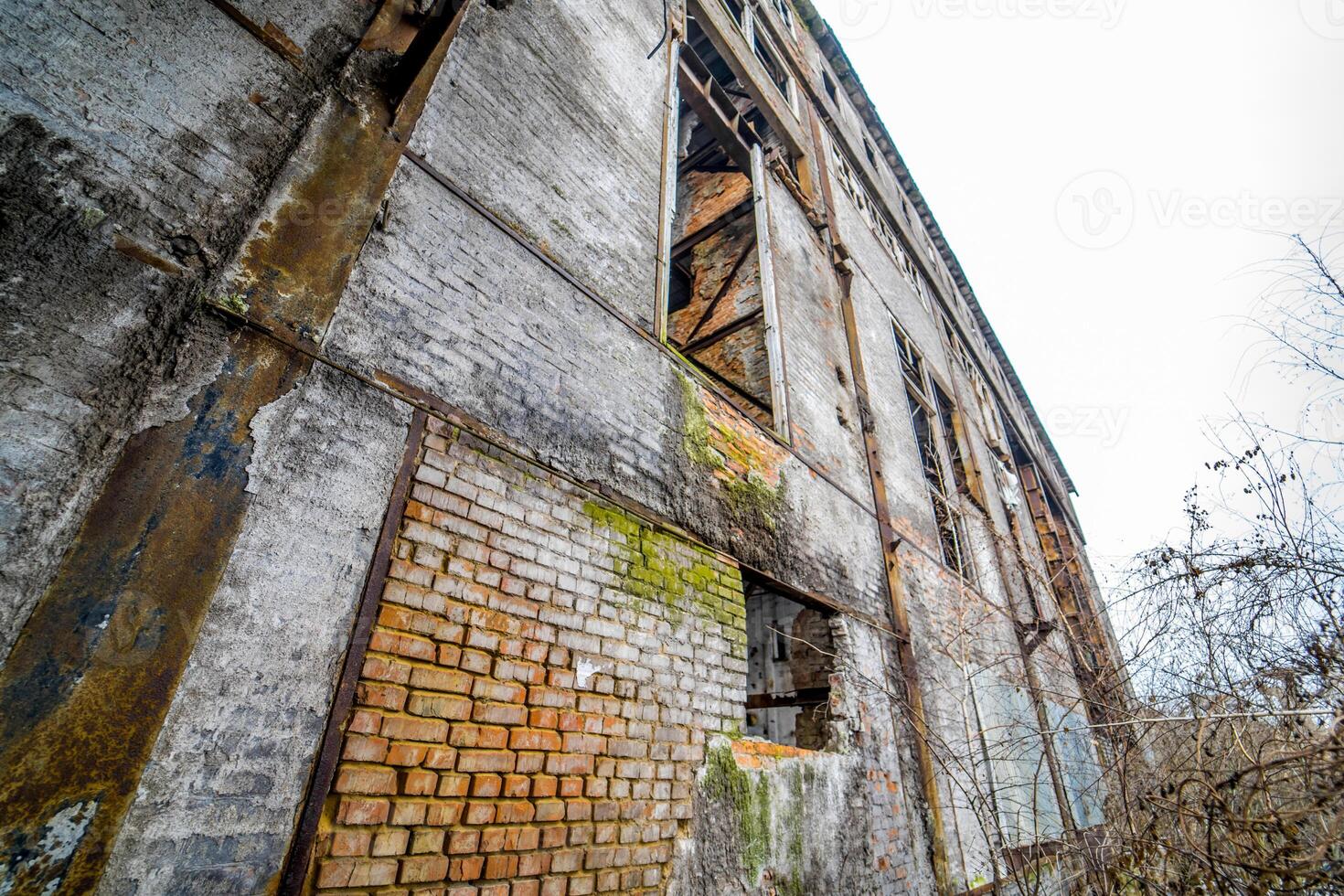 abandonado industrial prédio. ruínas do a velho fábrica foto