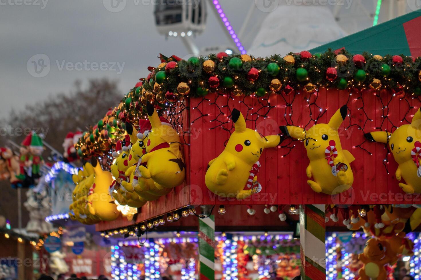 colorida carnaval jogos cabine com pelúcia prêmios e festivo luzes às uma noite justo. foto