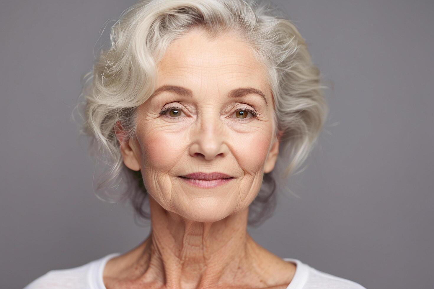 ai gerado fechar acima retrato do atraente Senior mulher com rejuvenescedor pele Cuidado creme foto