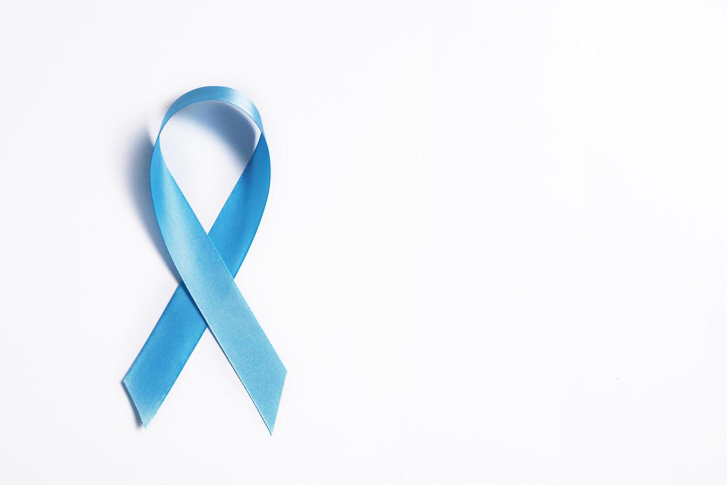 símbolo da fita azul no fundo branco do dia mundial da diabetes, 14 de novembro foto