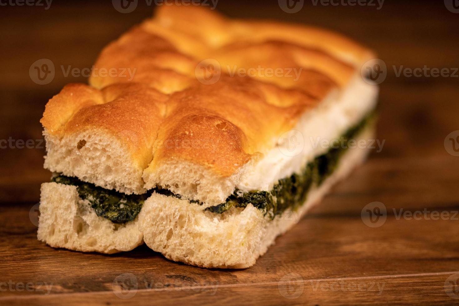 focaccia recheada com charcutaria e vegetais foto