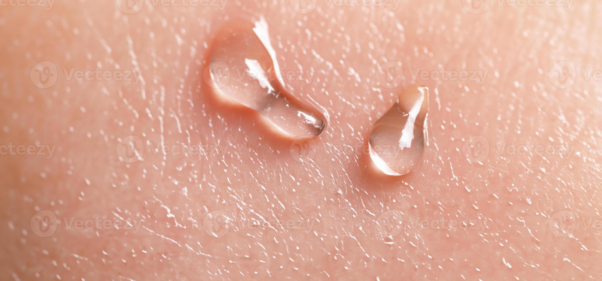 colágeno e hialuron sérum gel em pele. espirrando do hialuron gel. foto