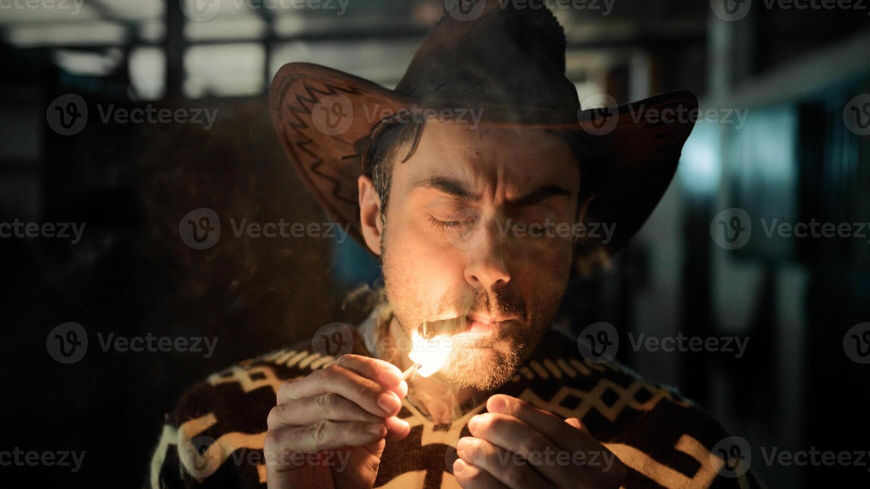 homem fumaça uma charuto dentro a noite foto
