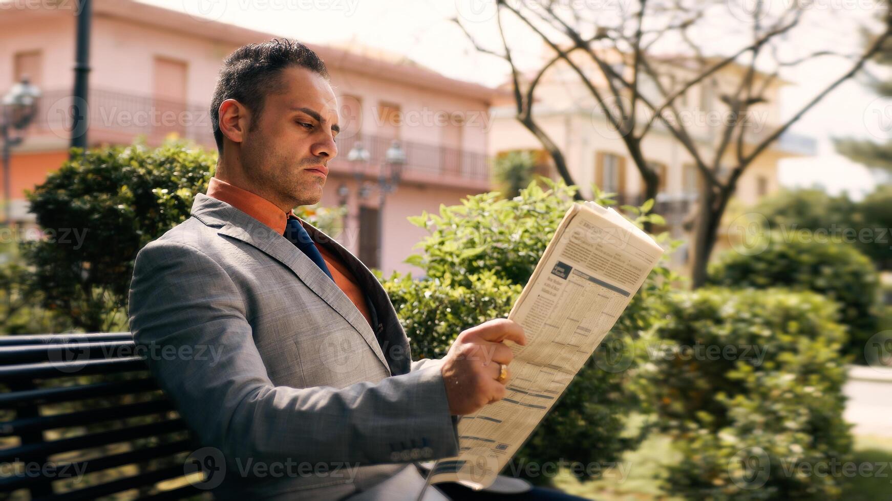 lendo jornal às a parque foto