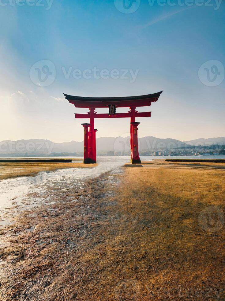 a religioso luz do a torii portão foto