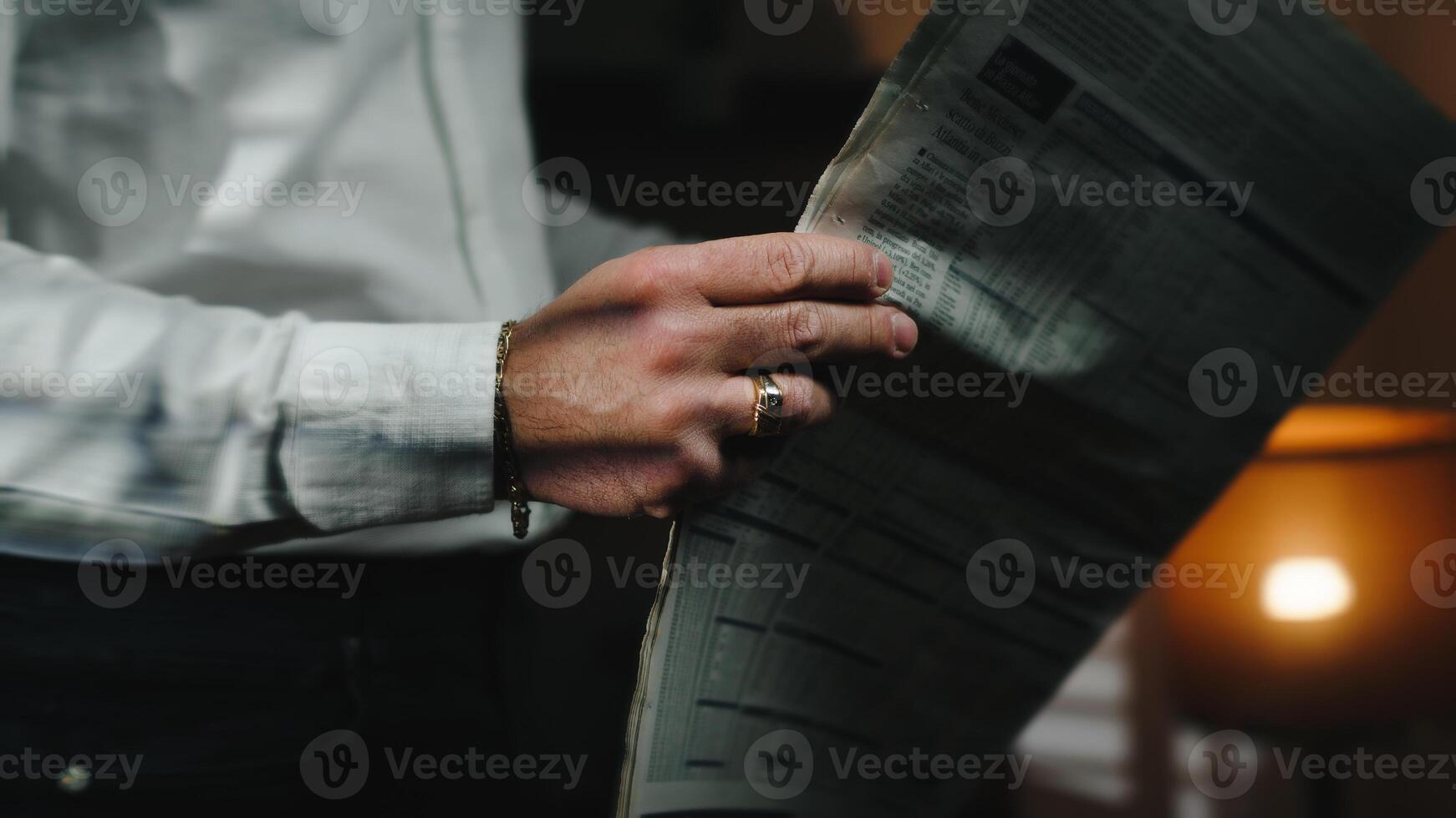 lendo a jornal dentro a escritório foto