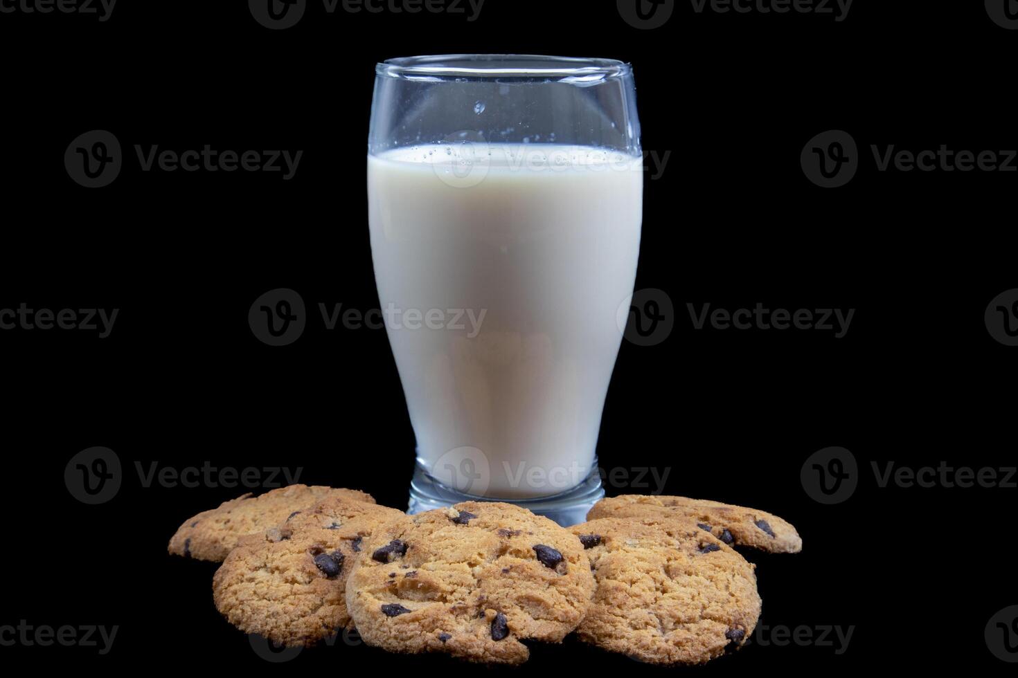 biscoitos e leite isolado em Preto fundo foto