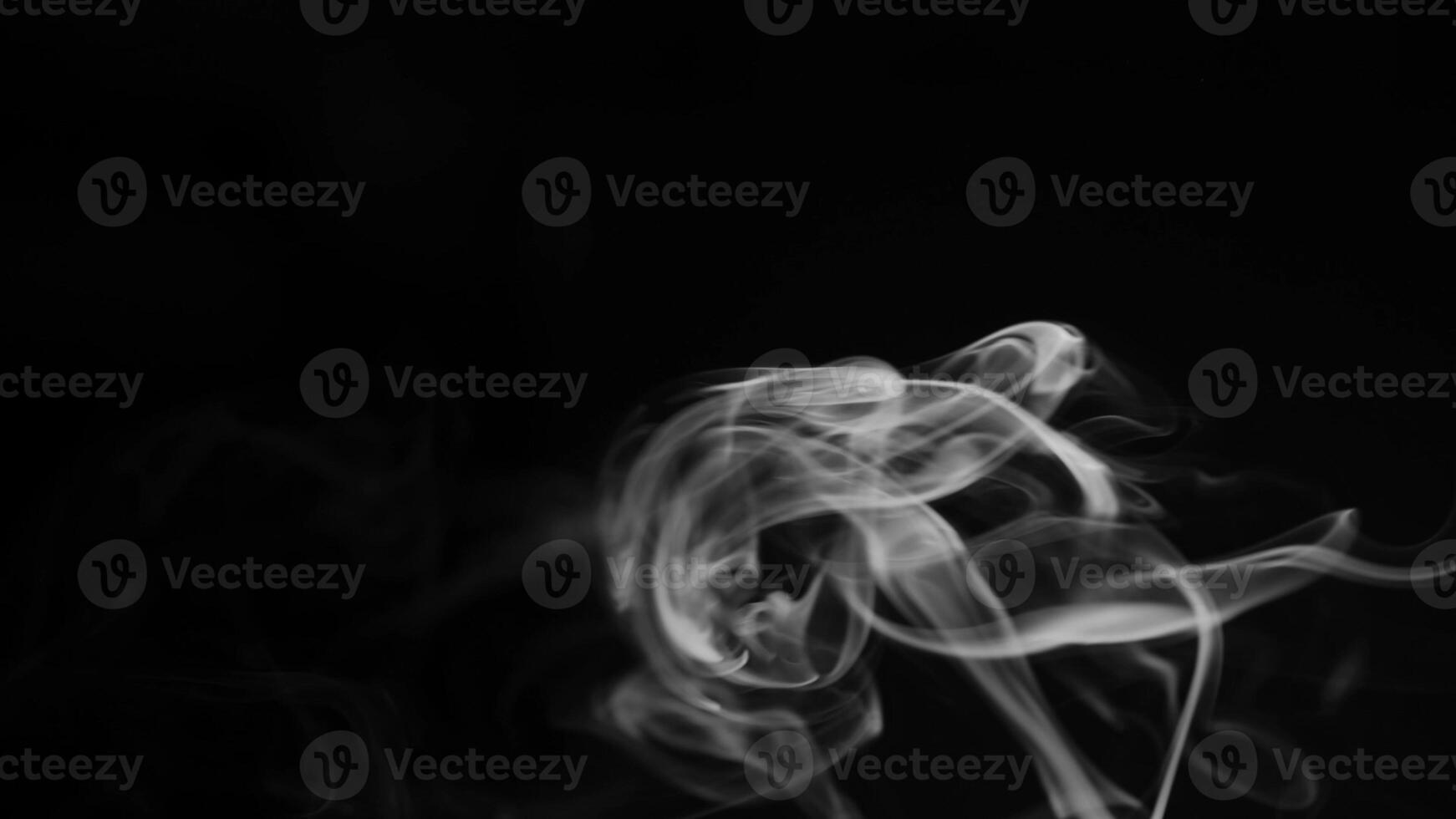 branco fumaça, vapor , névoa nuvem em Preto fundo para usando dentro composição e sobreposição foto