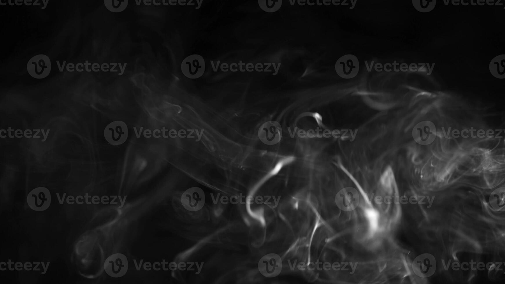 branco fumaça, vapor , névoa nuvem em Preto fundo para usando dentro composição e sobreposição foto
