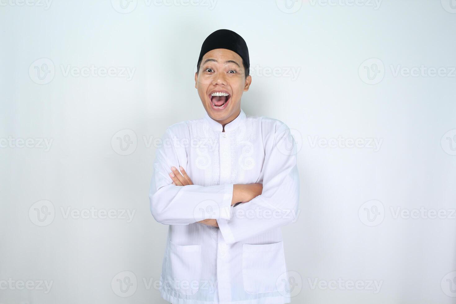 gritando muçulmano ásia homem olhando às Câmera com guardada braços isolado em branco fundo foto