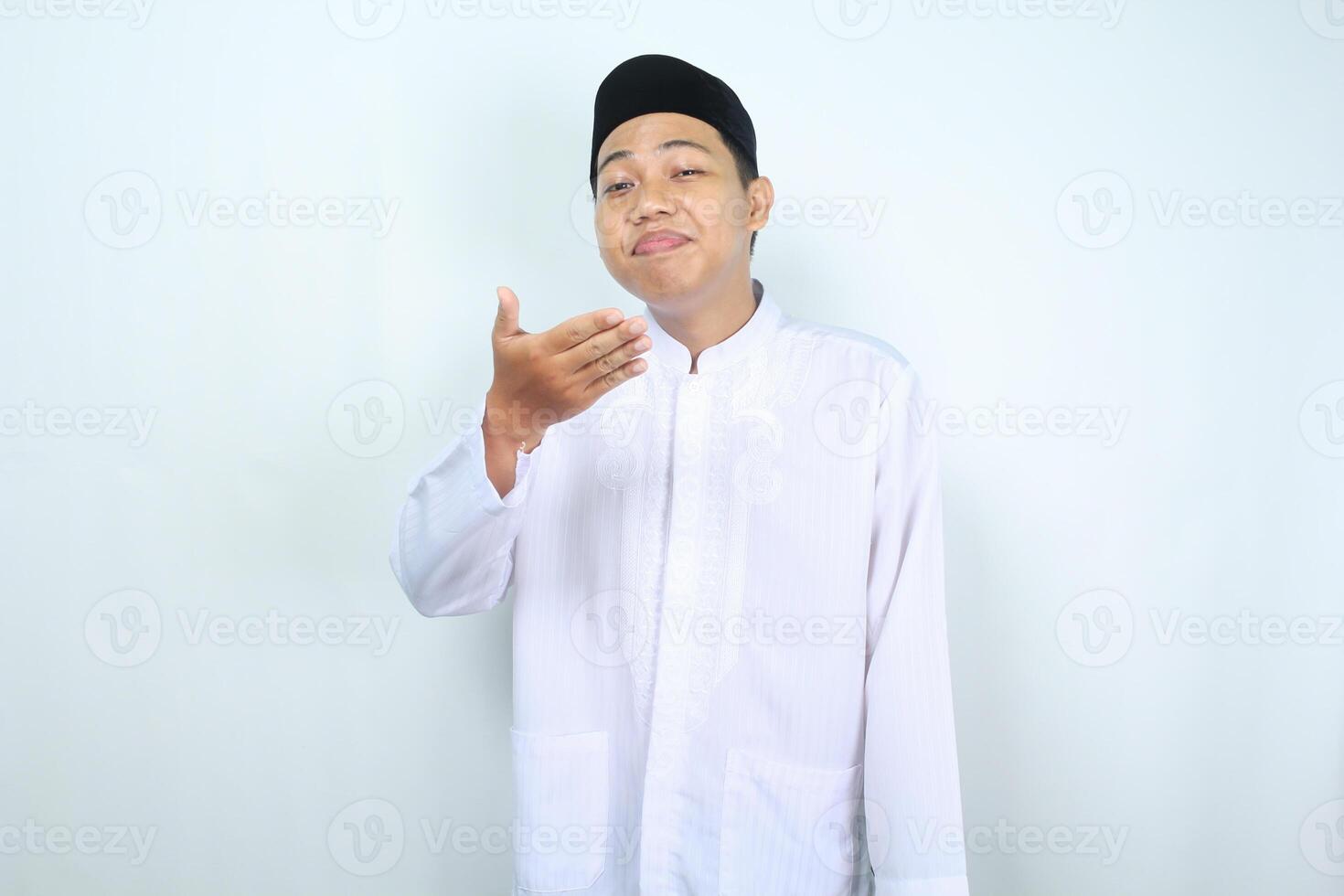 ásia muçulmano homem satisfeito inalar saboroso Comida dentro eid Mubarak celebração isolado em branco fundo foto