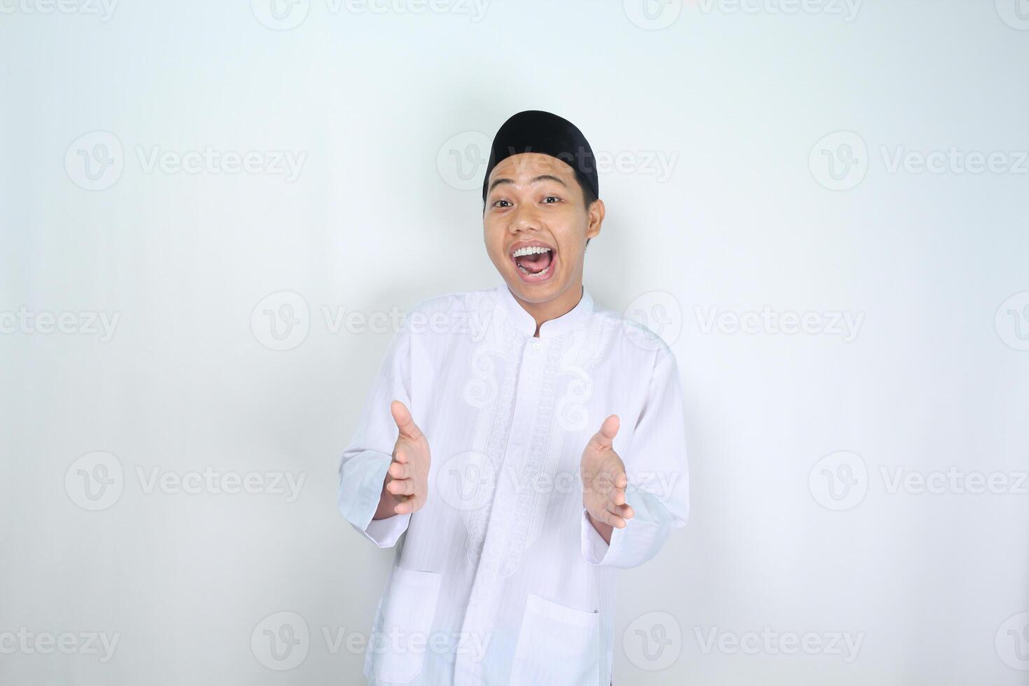 muçulmano ásia homem posando segurando caixa e gritando com aberto boca isolado em branco fundo foto