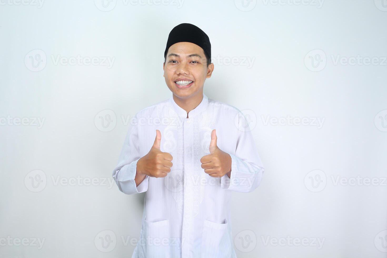 feliz muçulmano ásia homem dando dois polegares acima isolado em branco fundo foto