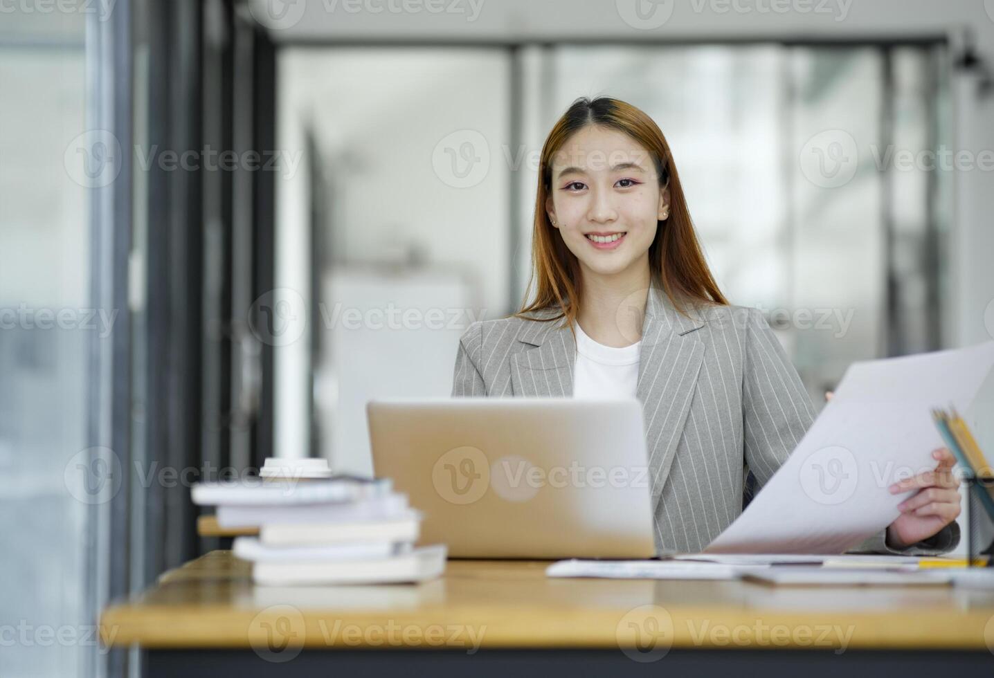 inteligente e bem sucedido empresária exalando confiança foto