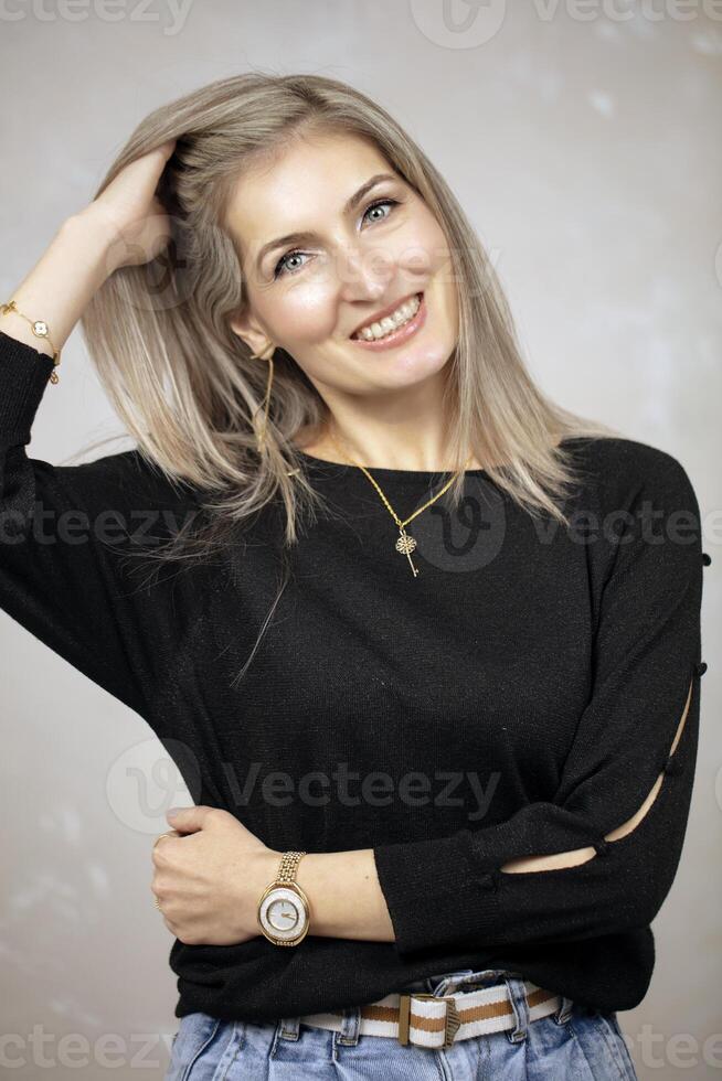 uma lindo meia idade mulher com grandes cabelo dentro uma Preto suéter. foto