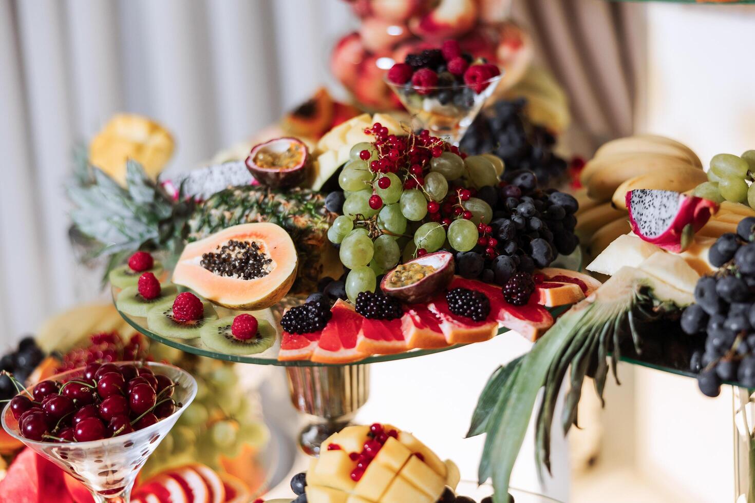 fruta bufê para uma casamento. sortimento do exótico frutas dentro a restaurante. vários composições a partir de fresco frutas. foto