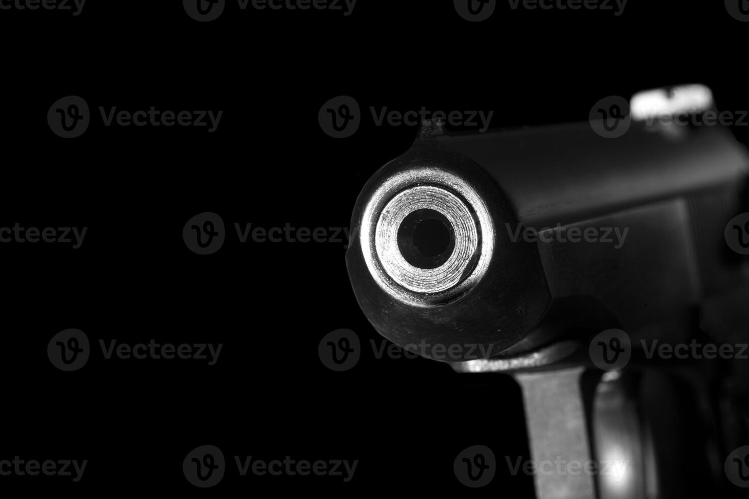 arma de fogo barril fechar acima em Preto fundo.tiro arma foto