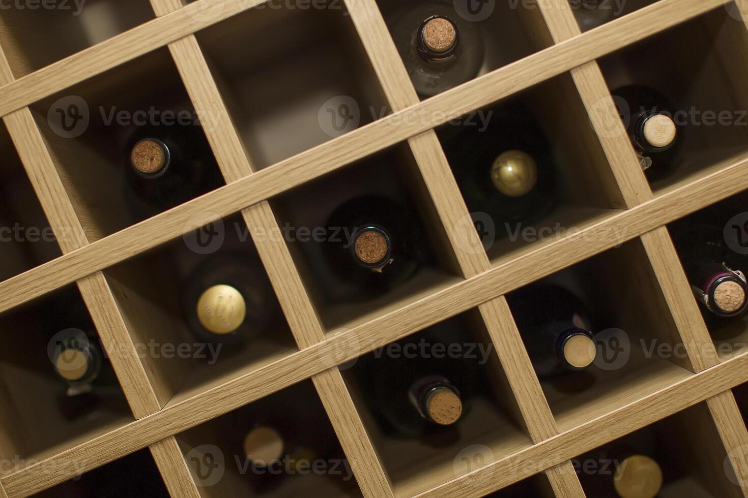 rack de vinho com garrafas foto