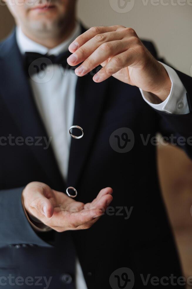 dois ouro Casamento argolas para noivas Como uma símbolo do eternidade. tudo é pronto para a Casamento cerimônia. a oferta do uma mão e uma coração foto