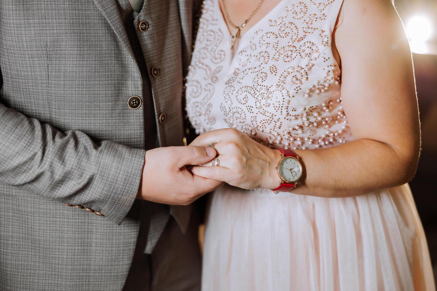 mãe ajuda dela adulto filho preparar para a Casamento cerimônia. a emocional e tocante momento às uma casamento. uma mãe abraços dela filho foto