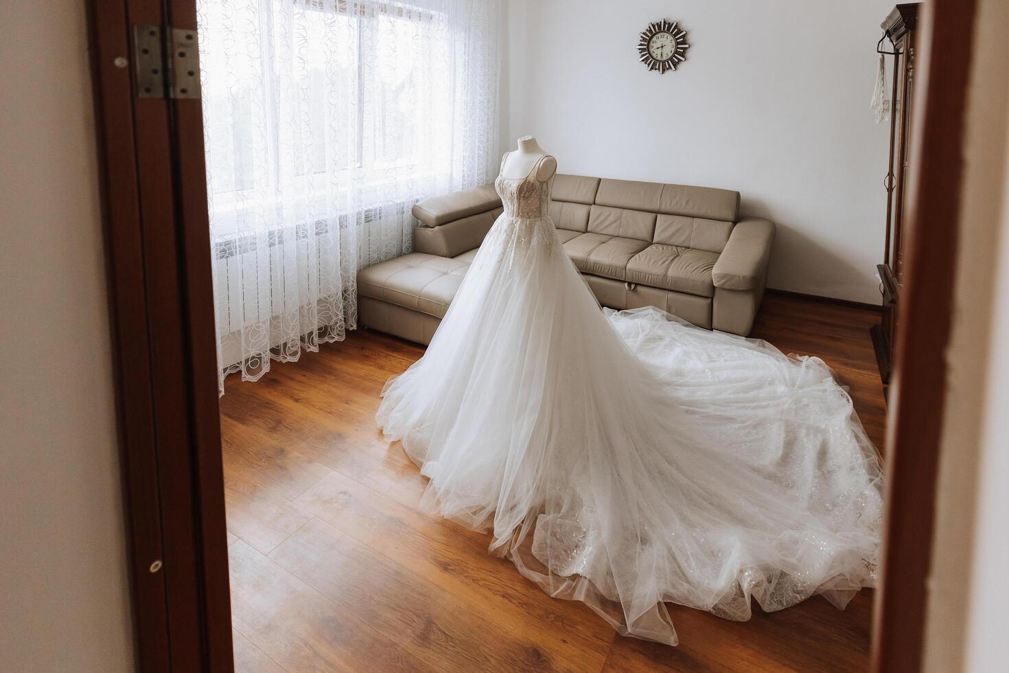 quarto interior com Casamento vestir preparado para a cerimônia. uma lindo exuberante Casamento vestir em uma manequim dentro uma hotel sala. foto