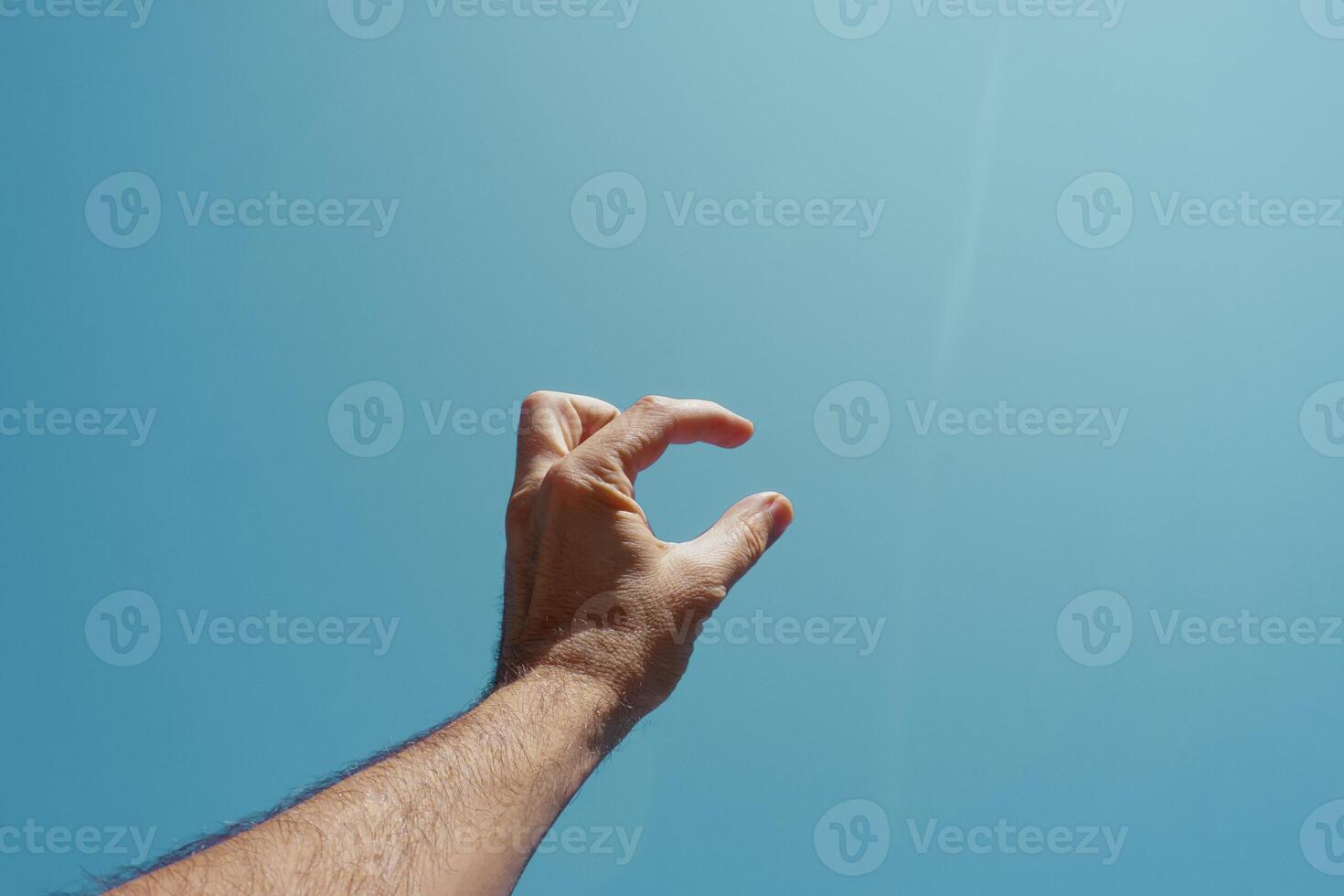 homem mão gesticulando e alcançando a azul céu foto