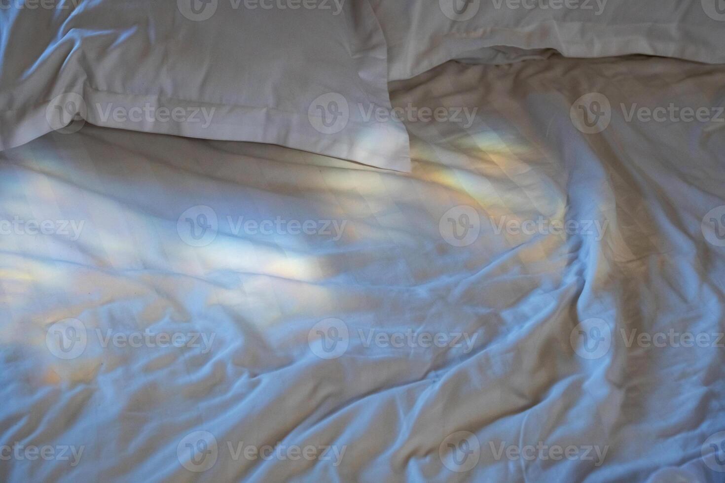 refletido colorida luz em a esvaziar cama. foto