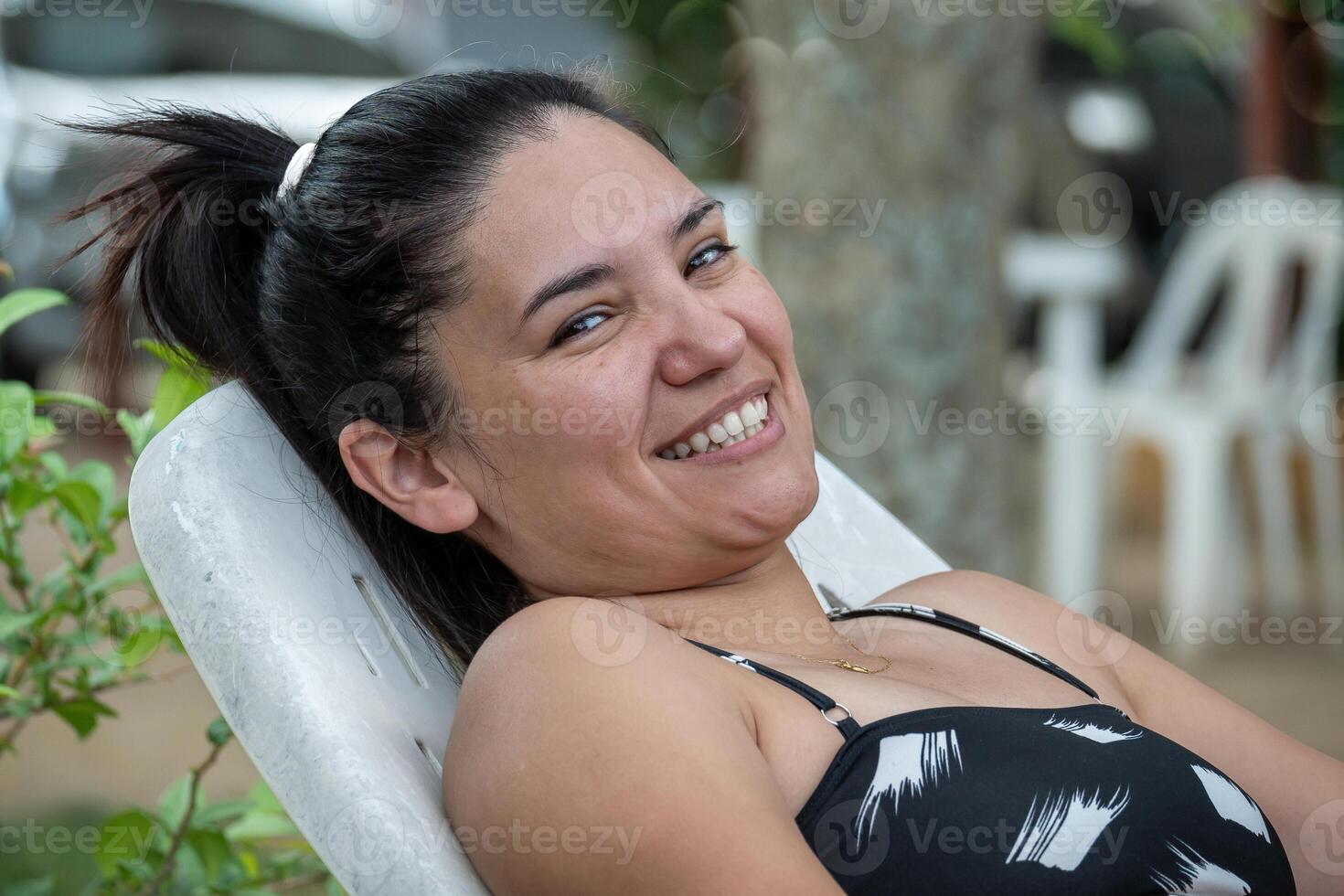 lindo Argentino mulher, sentado dentro a jardim para a feriados. foto