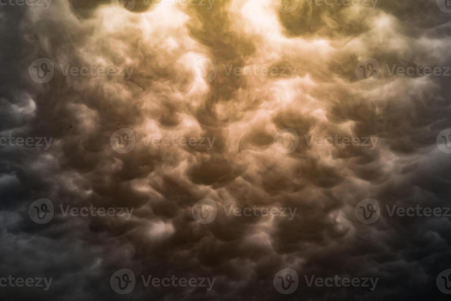 dramático mammatus nuvens Visão com sépia tons. foto