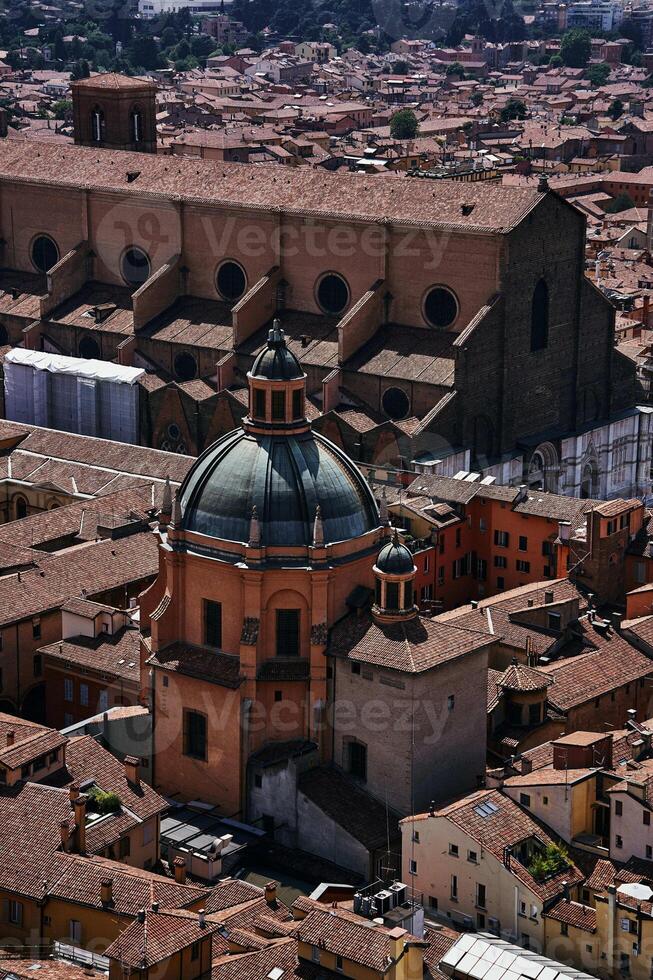 topo Visão do a terracota telhados do Bolonha, a atmosfera do a italiano verão foto