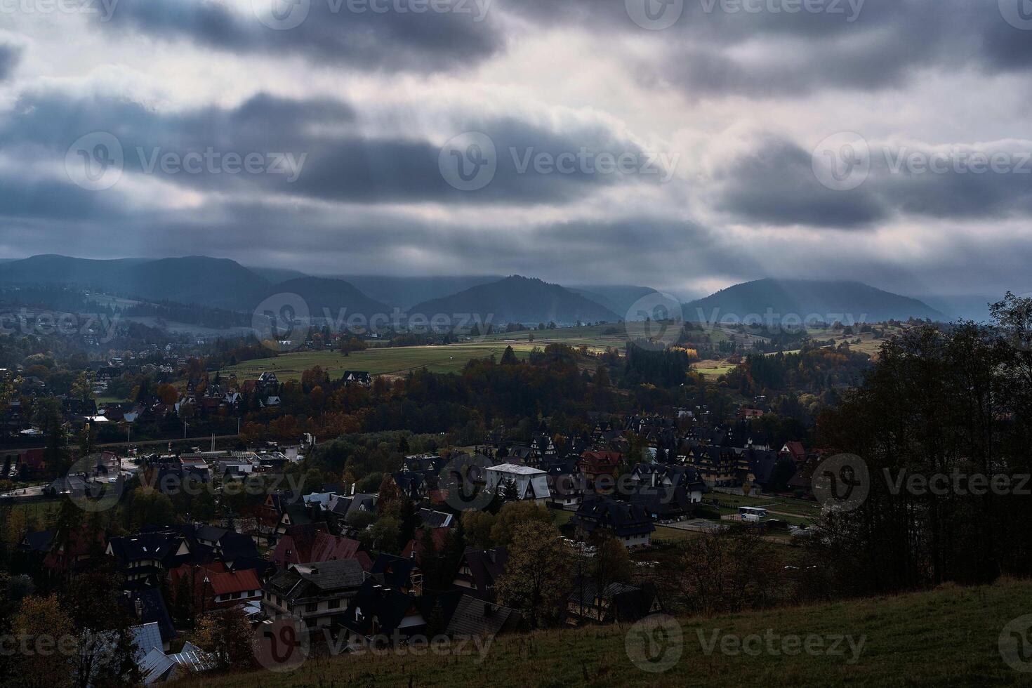 Visão do a montanha Cidade zakopane a partir de acima com iminente nuvens de tempestade foto