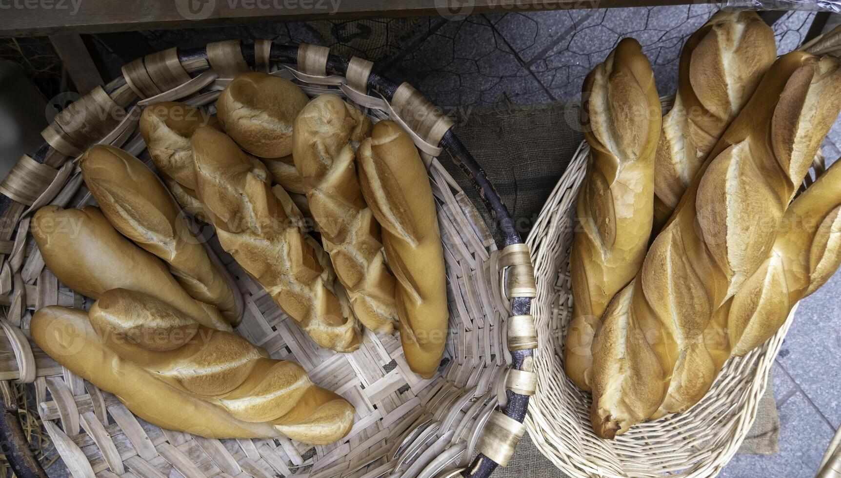 pão artesanal em um mercado foto
