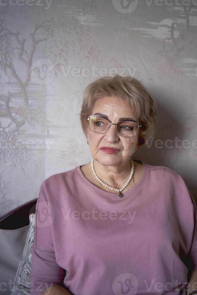 a idosos mulher trabalho com computador portátil às casa foto
