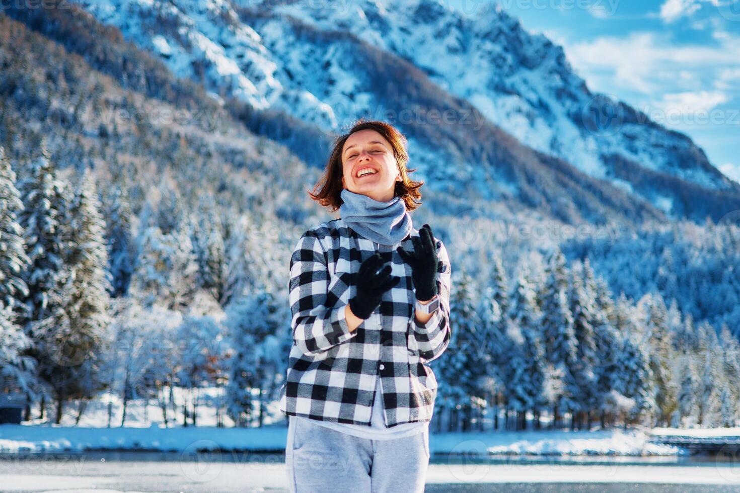 menina jogar de a lago dentro frente do montanhas foto