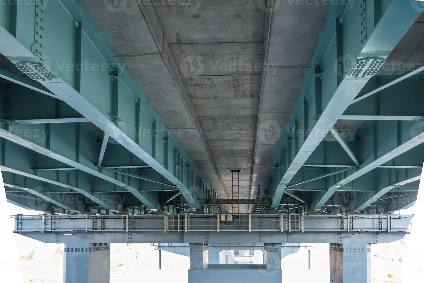 aço quadro, Armação e concreto construção enorme carro ponte através a Largo rio foto