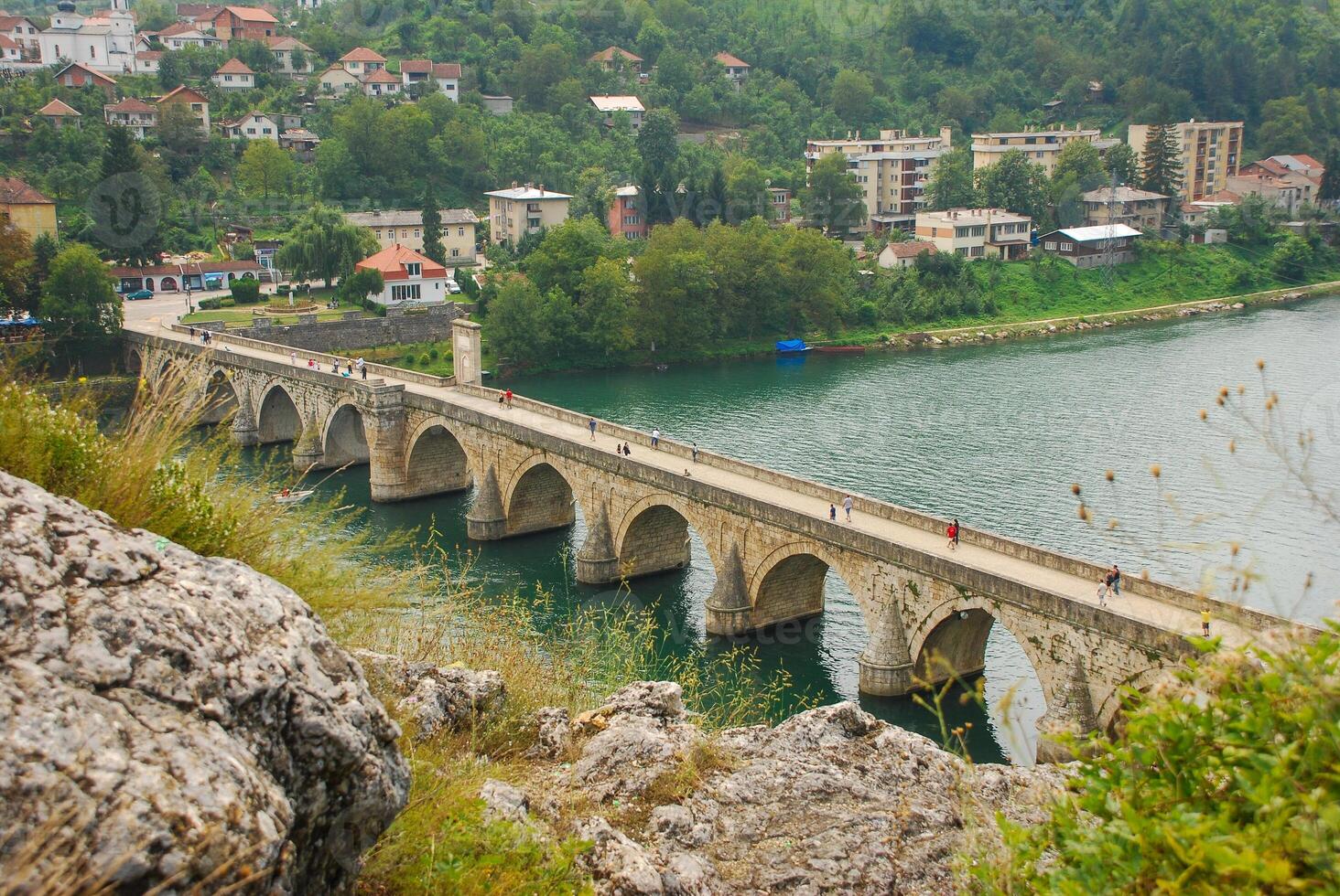 Visão do mehmed pasa Sokolovic ponte dentro visegrado, Bósnia e herzegovina. unesco mundo herança local. ponte sobre a drina rio. foto