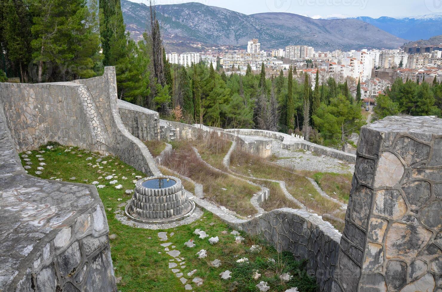 partidário memorial cemitério dentro mais, Bósnia e herzegovina. a projeto estava acabado dentro 1965, honrando jugoslavo partidários quem estavam morto durante mundo guerra ii dentro mostar. foto