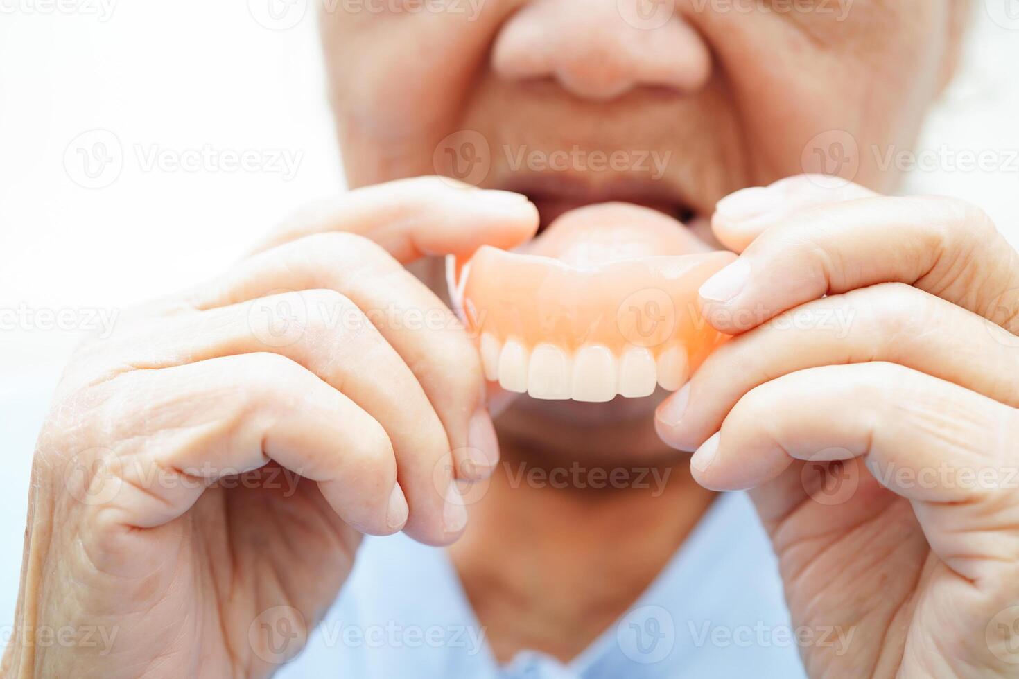 médico segurando dentes dentadura dentro mão para dentista estudando sobre odontologia. foto