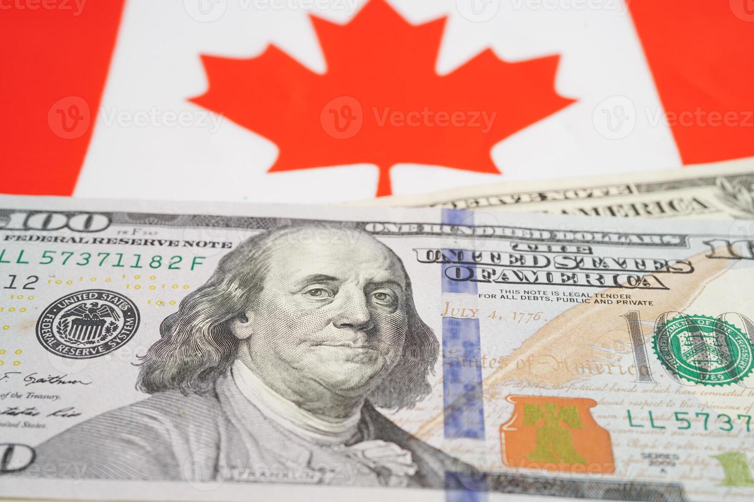 Canadá bandeira com nos dólar nota de banco, finança bancário conceito. foto