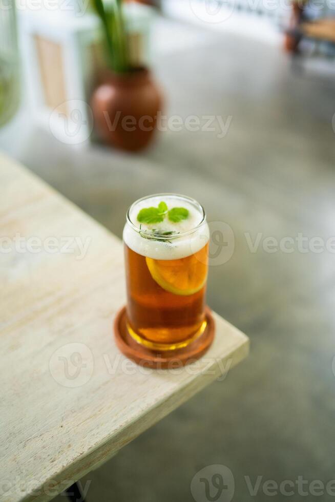 fresco frio limão chá em uma mesa dentro a elegante cafeteria foto