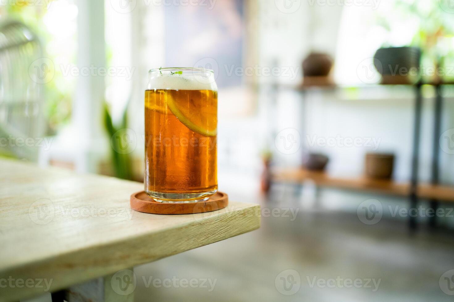 fresco frio limão chá em uma mesa dentro a elegante cafeteria foto