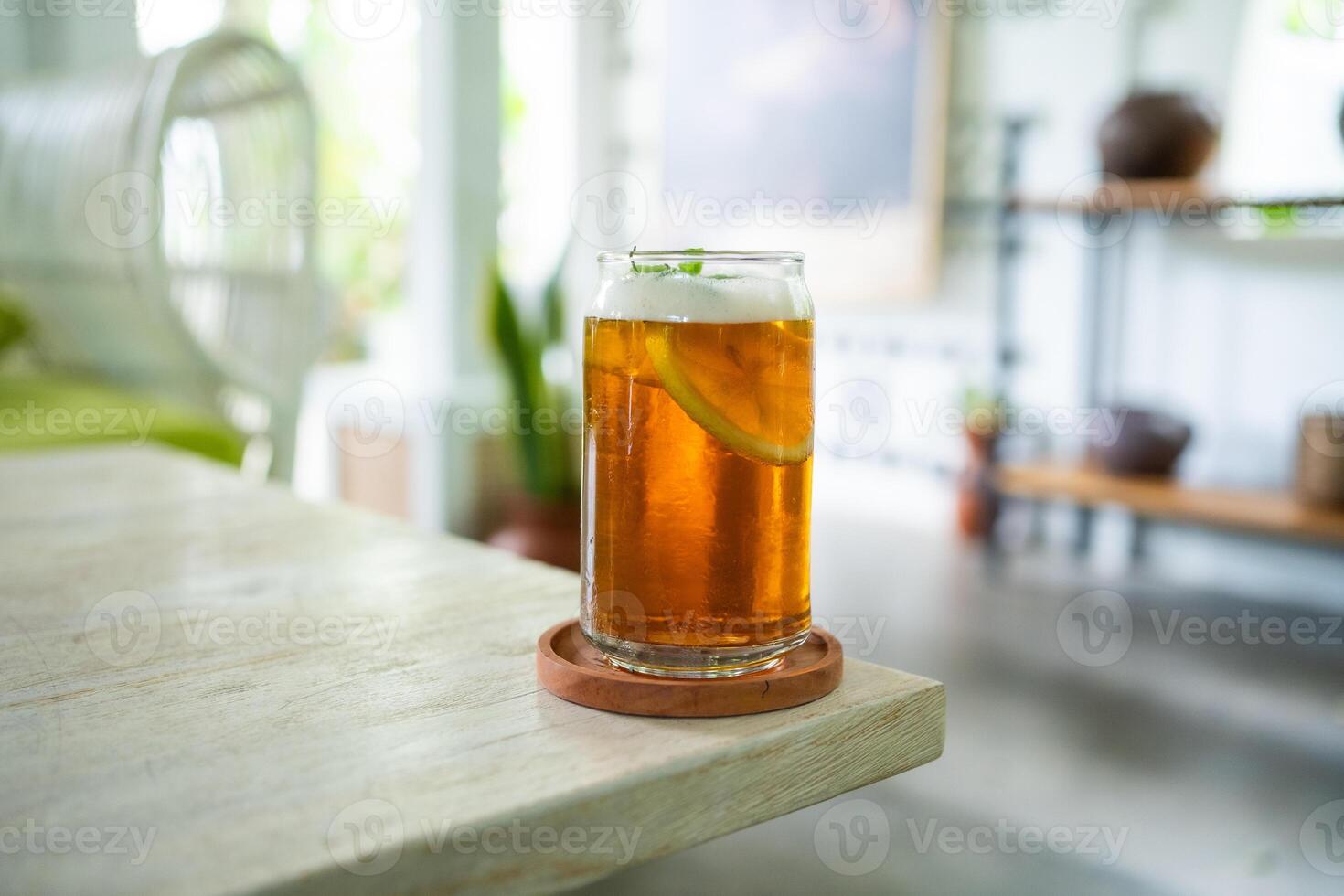 fresco frio limão chá em uma mesa dentro a elegante cafeteria foto